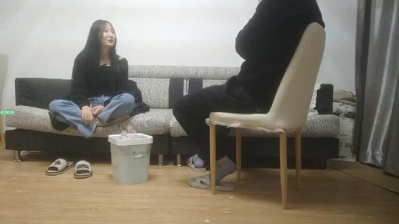 【冒險雷探花】21歲漂亮小姐姐膚白貌美沙發上倆人相談甚歡小伙摳逼爽得她渾身顫抖口..射