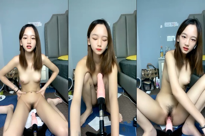 03年小嫩妹爱玩炮击！全裸苗条贫乳，炮击快档进出猛插，翘起屁股后入，小小年纪真会玩