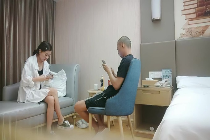 白衣美腿齐逼短裤小姐姐 吊带小背心黑丝袜 撕裆舔逼扣穴超近拍摄 抬腿侧入大力抽插猛操