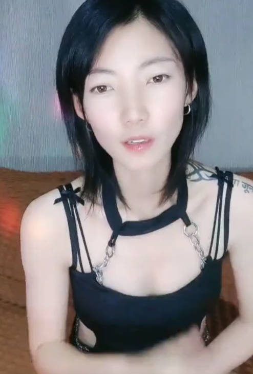 气质甜美短发小姐姐！苗条身材贫乳！吊带黑丝袜美腿，扭腰摆臀风骚，炮友扶腰站立后入 